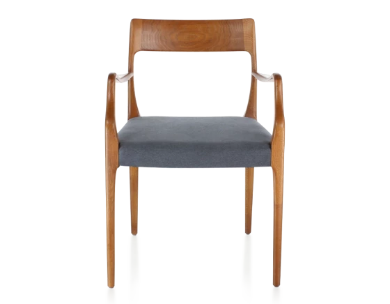 Chaise scandivave avec accoudoirs bois teinte merisier assise tissu gris