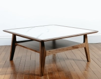 Table basse carré en noyer et céramique bois teinte naturelle plateau céramique effet marbre blanc 100x100 cm Table basse carré en noyer et céramique bois teinte naturelle plateau céramique effet marbre blanc 100x100 cm