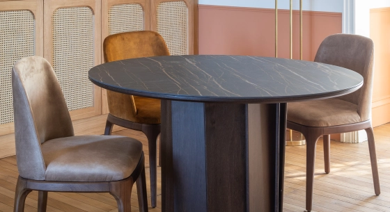 Table salle à manger ronde 8 personnes en chêne et céramique avec bois teinte marron foncé et plateau céramique effet marbre noir 160 cm