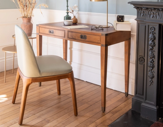 Chaise design bois teinte merisier et cuir cuir vert sauge