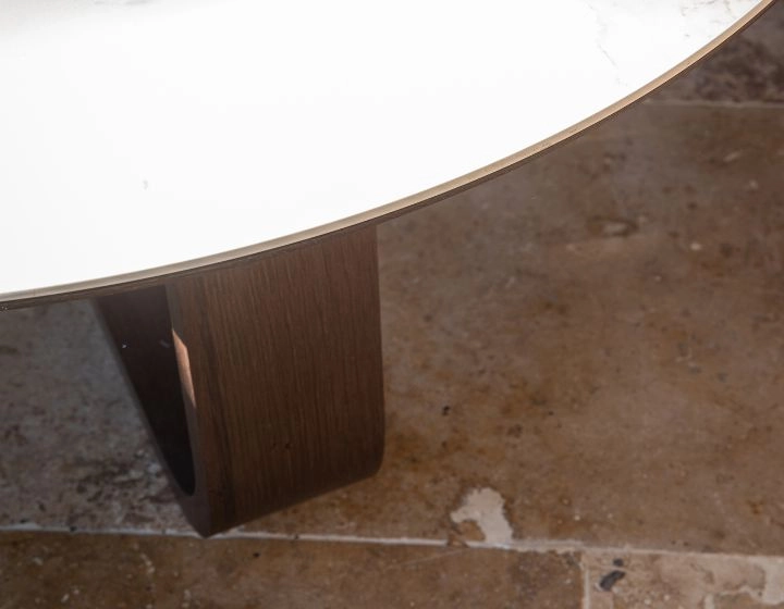 Round coffee table in oak and ceramic with dark brown stained wood white marble effect ceramic top 140 cm Round coffee table in oak and ceramic with dark brown stained wood white marble effect ceramic top 140 cm