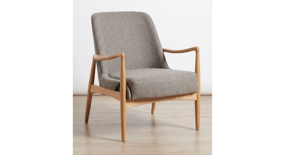 Fauteuil scandinave en bois teinte naturelle et tissu brun