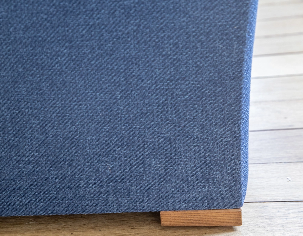 Fauteuil design bois teinte merisier et tissu bleu marine Fauteuil design bois teinte merisier et tissu bleu marine