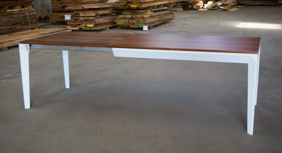 Table extensible 6 à 10 personnes en noyer allonges bois pieds laqués blanc bois teinte naturelle 140x90 cm