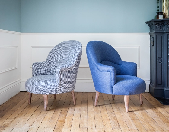 Fauteuil crapaud avec accoudoirs pieds bois teinte noyer et tissu bleu marine