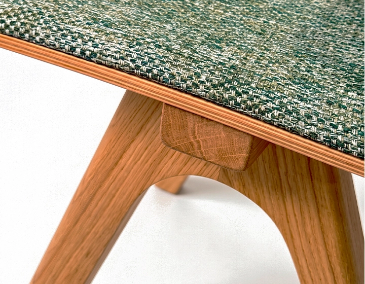 Chaise design en chêne tapissé bois teinte naturelle assise tissu chiné vert