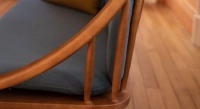 Canapé scandinave 2 places bois teinte merisier et tissu bleu océan Canapé scandinave 2 places bois teinte merisier et tissu bleu océan