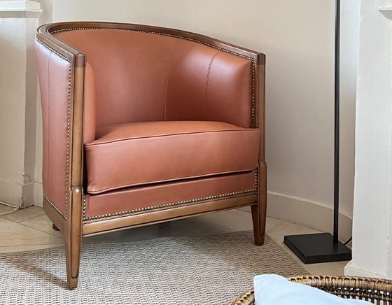 Fauteuil ancien accoudoirs moulurés bois teinte ancienne et cuir caramel