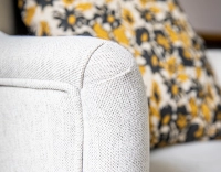 Fauteuil crapaud avec accoudoirs pieds bois teinte noyer et tissu beige naturel Fauteuil crapaud avec accoudoirs pieds bois teinte noyer et tissu beige naturel