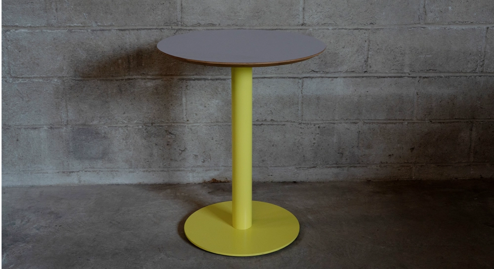 Mesa bistró aletas de roble natural, pata de metal amarillo flúor y tablero fenix malva pálido