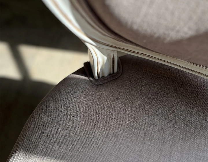 Chaise ancienne style Louis XVI bois teinte blanche cérusée et tissu taupe Chaise ancienne style Louis XVI bois teinte blanche cérusée et tissu taupe