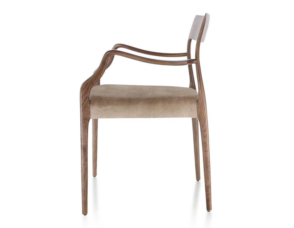 Chaise scandinave avec accoudoirs bois teinte marron foncé assise tissu velours taupe clair Chaise scandinave avec accoudoirs bois teinte marron foncé assise tissu velours taupe clair