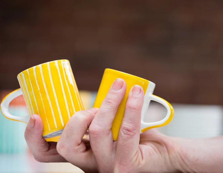Tasse à café en céramique striée jaune