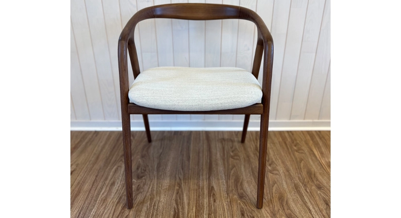 Scandinavian chair bois teinte marron foncé assise tissu beige naturel Scandinavian chair bois teinte marron foncé assise tissu beige naturel