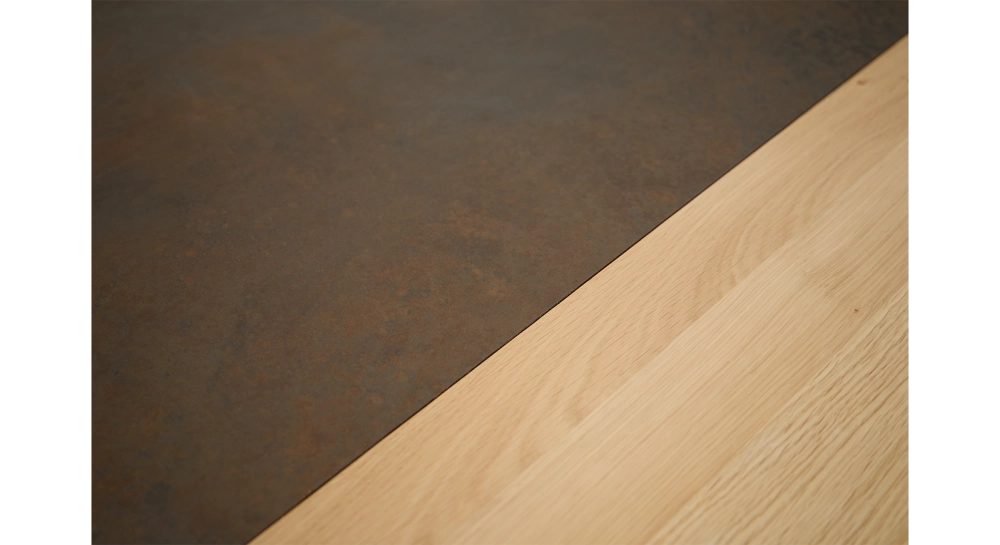 Table extensible 4 à 8 personnes en chêne et céramique allonges bois avec bois teinte naturelle et plateau céramique brune oxydée 100x100 cm Table extensible 4 à 8 personnes en chêne et céramique allonges bois avec bois teinte naturelle et plateau céramique brune oxydée 100x100 cm