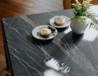 Table basse carrée en noyer et céramique avec tablette en bois teinte naturelle plateau céramique effet marbre noir 100x100 cm Table basse carrée en noyer et céramique avec tablette en bois teinte naturelle plateau céramique effet marbre noir 100x100 cm