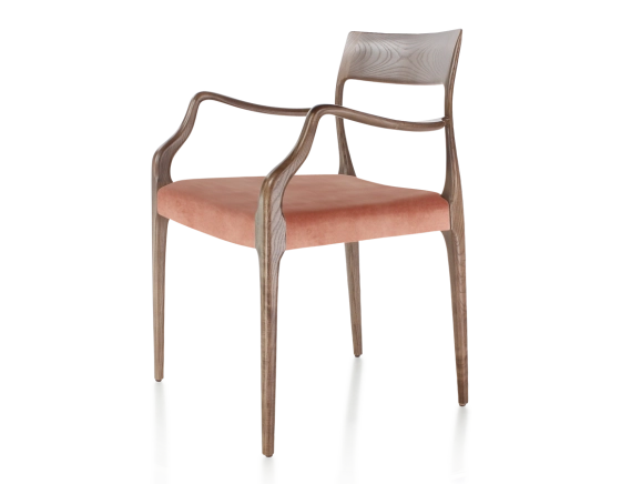 Chaise scandinave avec accoudoirs bois teinte marron foncé assise tissu velours rose pâle