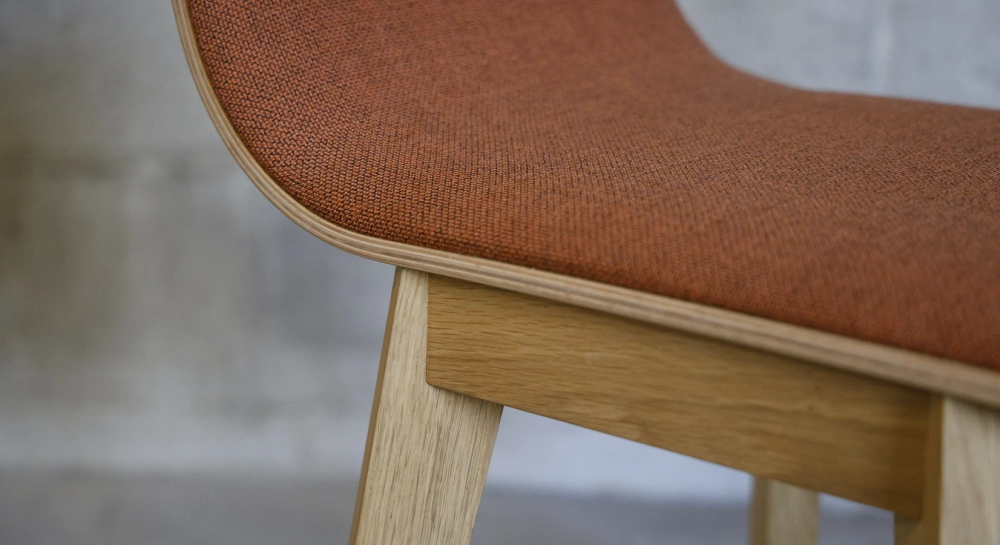 Tabouret design chêne teinte naturelle assise tissu corail