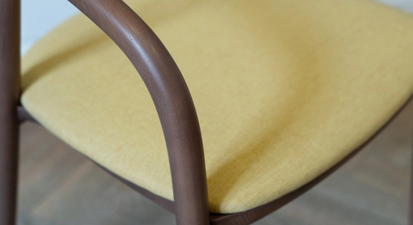Chaise scandinave bois teinte noyer assise tissu jaune pâle Chaise scandinave bois teinte noyer assise tissu jaune pâle