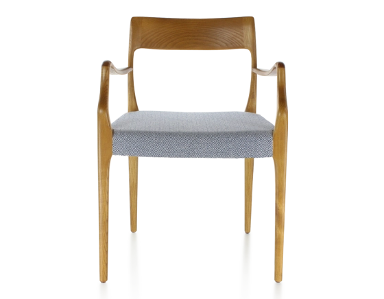 Chaise scandinave avec accoudoirs bois teinte merisier assise tissu chevron bleu