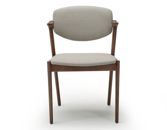 Chaise design teinte noyer et tissu beige naturel