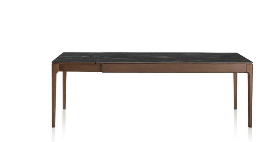 Table extensible en chêne et céramique allonges céramique avec bois teinte marron foncé et plateau et allonges céramique effet marbre noir 140x100 cm