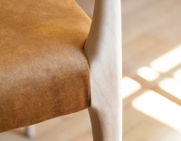 Chaise scandinave bois teinte naturelle assise tissu velours bronze Chaise scandinave bois teinte naturelle assise tissu velours bronze