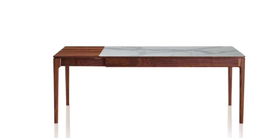 Table extensible en noyer et céramique allonges bois avec bois teinte naturelle et plateau céramique effet marbre blanc 140x100 cm