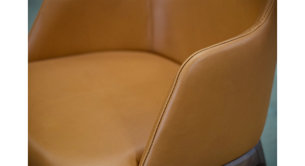 Chaise design avec accoudoirs bois teinte marron foncé et cuir camel Chaise design avec accoudoirs bois teinte marron foncé et cuir camel
