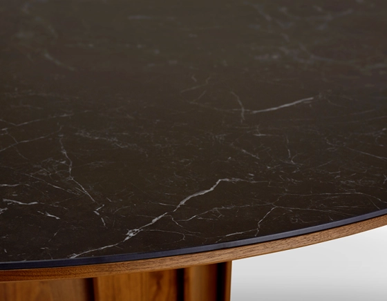 Table basse ronde en noyer et céramique avec bois teinte naturelle plateau céramique effet ardoise 120 cm