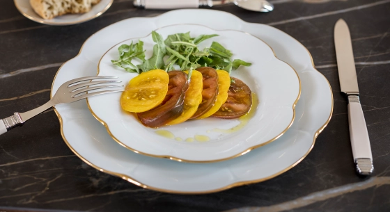 Table salle à manger 6 personnes en chêne et céramique avec bois teinte naturelle et plateau céramique effet marbre noir 140x90 cm