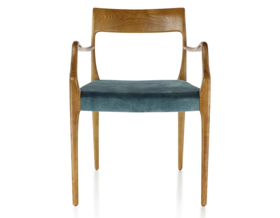 Chaise scandivave avec accoudoirs bois teinte merisier assise tissu velours bleu pétrole