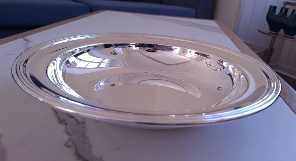 Plat rond en porcelaine avec support en métal argenté Plat rond en porcelaine avec support en métal argenté