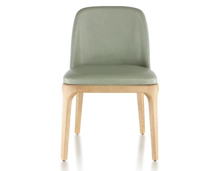 Chaise design bois teinte naturelle et cuir vert sauge Chaise design bois teinte naturelle et cuir vert sauge