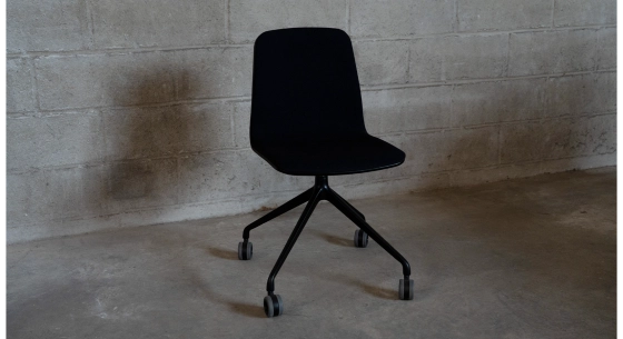 Chaise de bureau à roulettes dossier bois teinte anthracite assise en laine bouillie anthracite