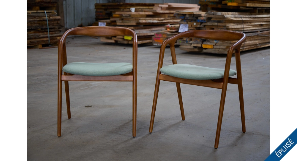 Lot de deux chaises scandinave bois teinte merisier assise tissu vert clair Lot de deux chaises scandinave bois teinte merisier assise tissu vert clair