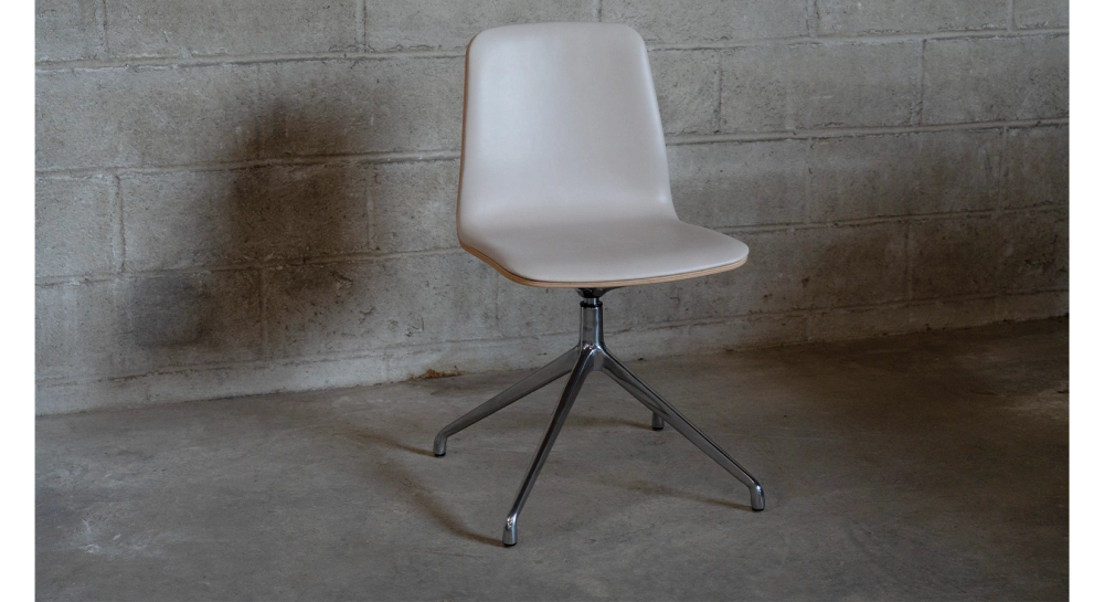 Office chair with 5 branches dossier bois teinte naturelle assise cuir gris clair