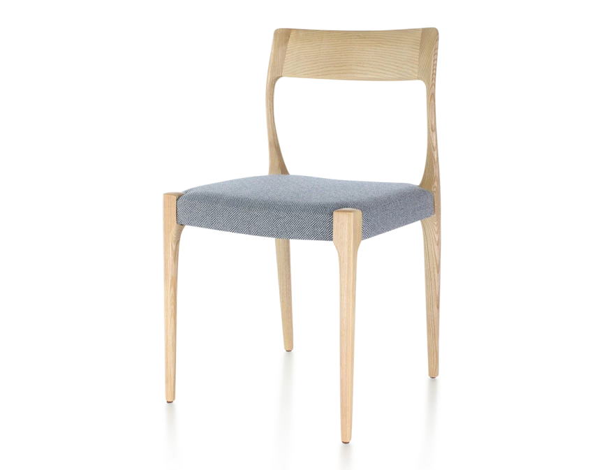 Chaise scandivave bois teinte naturelle assise tissu chevron bleu