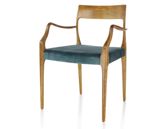 Chaise scandinave avec accoudoirs bois teinte merisier assise tissu velours bleu pétrole
