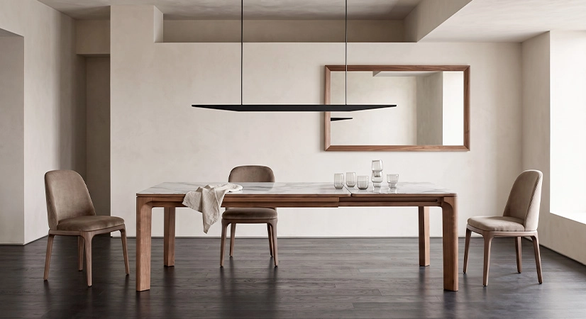 Table extensible 6 à 10 personnes en noyer et céramique allonges céramique avec bois teinte naturelle et plateau et allonge céramique effet marbre blanc 160x90 cm
