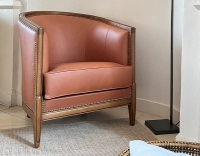 Fauteuil ancien accoudoirs moulurés bois teinte ancienne et cuir caramel Fauteuil ancien accoudoirs moulurés bois teinte ancienne et cuir caramel