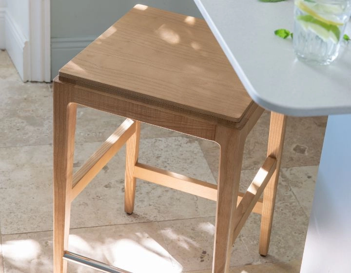 Tabouret de bar design H80 cm bois teinte naturelle assise bois Tabouret de bar design H80 cm bois teinte naturelle assise bois