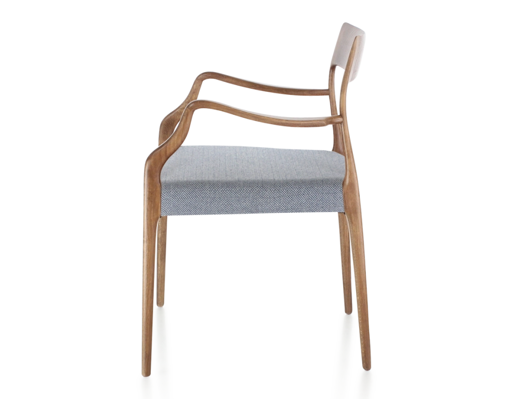 Chaise scandinave avec accoudoirs bois teinte noyer assise tissu chevron bleu Chaise scandinave avec accoudoirs bois teinte noyer assise tissu chevron bleu