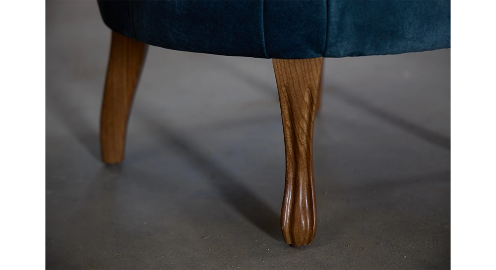 Fauteuil crapaud sans accoudoirs pieds bois teinte noyer et tissu velours bleu pétrole Fauteuil crapaud sans accoudoirs pieds bois teinte noyer et tissu velours bleu pétrole