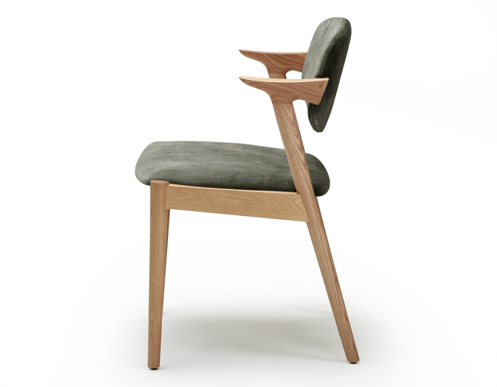 Chaise scandinave bois teinte naturelle assise tissu velours vert forêt Chaise scandinave bois teinte naturelle assise tissu velours vert forêt