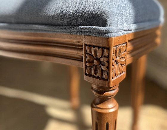Chaise ancienne style Louis XVI bois teinte ancienne et tissu bleu jean