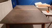 Table extensible 6 à 8 personnes en noyer et céramique allonges bois avec bois teinte naturelle et plateau céramique brun oxydé
