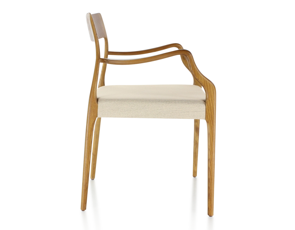 Chaise scandinave avec accoudoirs bois teinte merisier assise tissu camel Chaise scandinave avec accoudoirs bois teinte merisier assise tissu camel