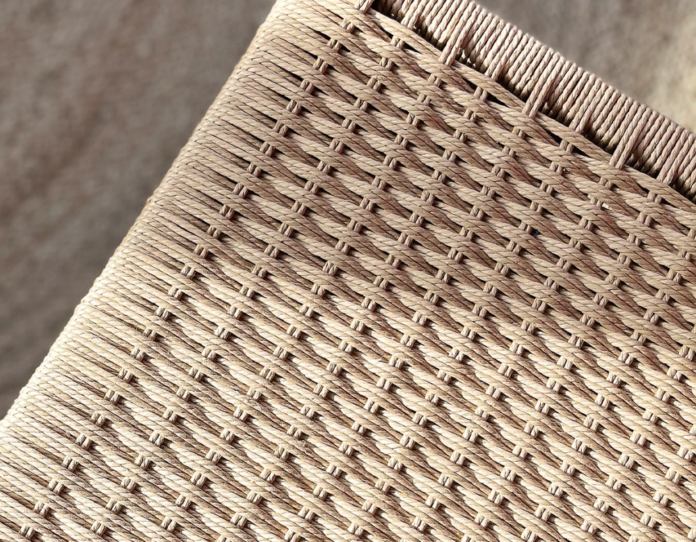 Chaise scandinave avec accoudoirs bois teinte merisier assise corde Chaise scandinave avec accoudoirs bois teinte merisier assise corde