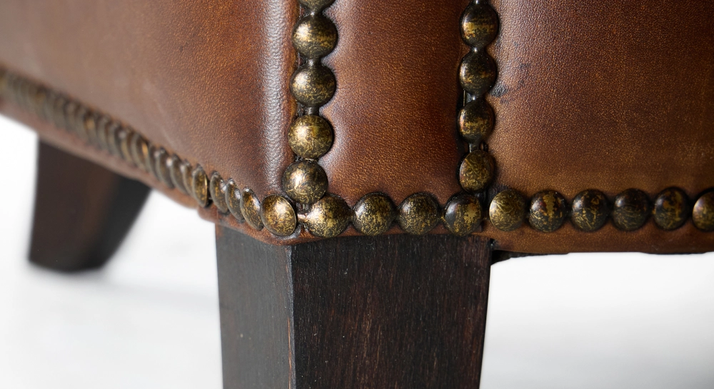 Canapé club cuir 3 places marron vintage accoudoirs cloutés Canapé club cuir 3 places marron vintage accoudoirs cloutés